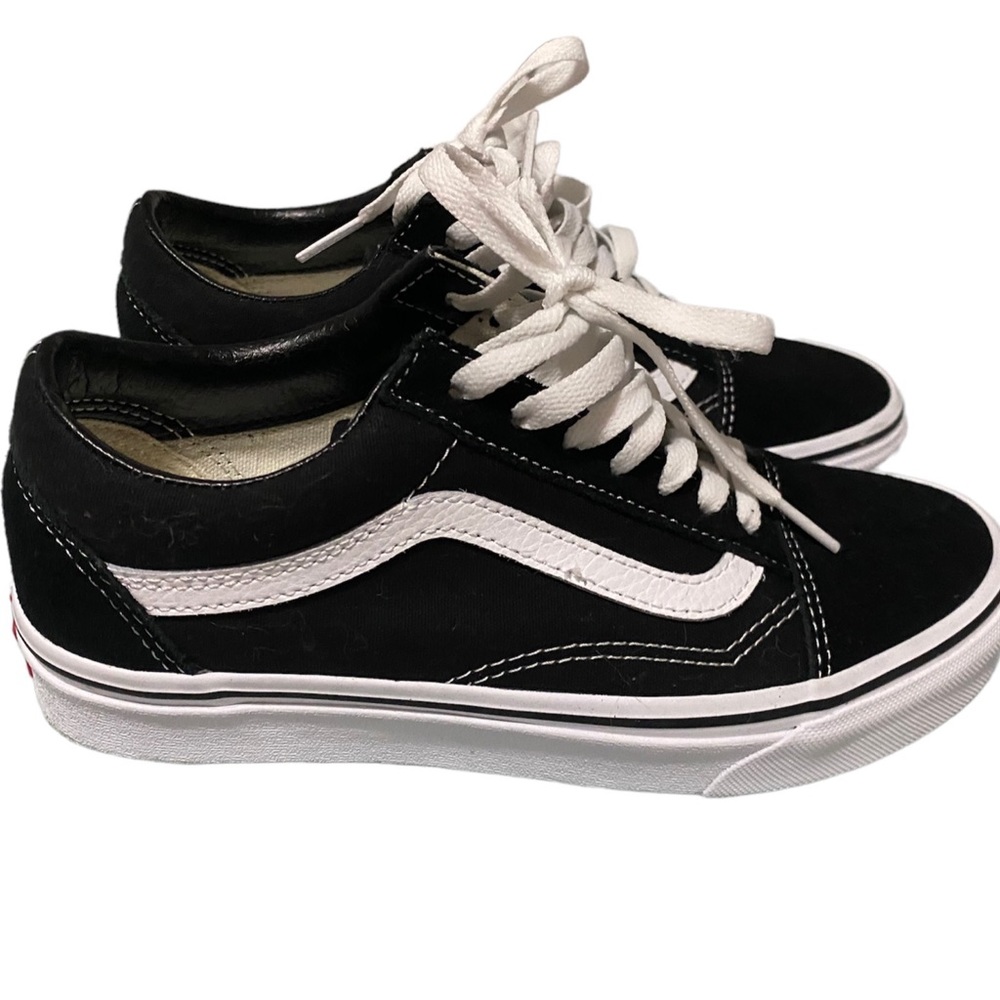 Old Skool Blck and Wht Vans SIZE 5.5Y - 7W